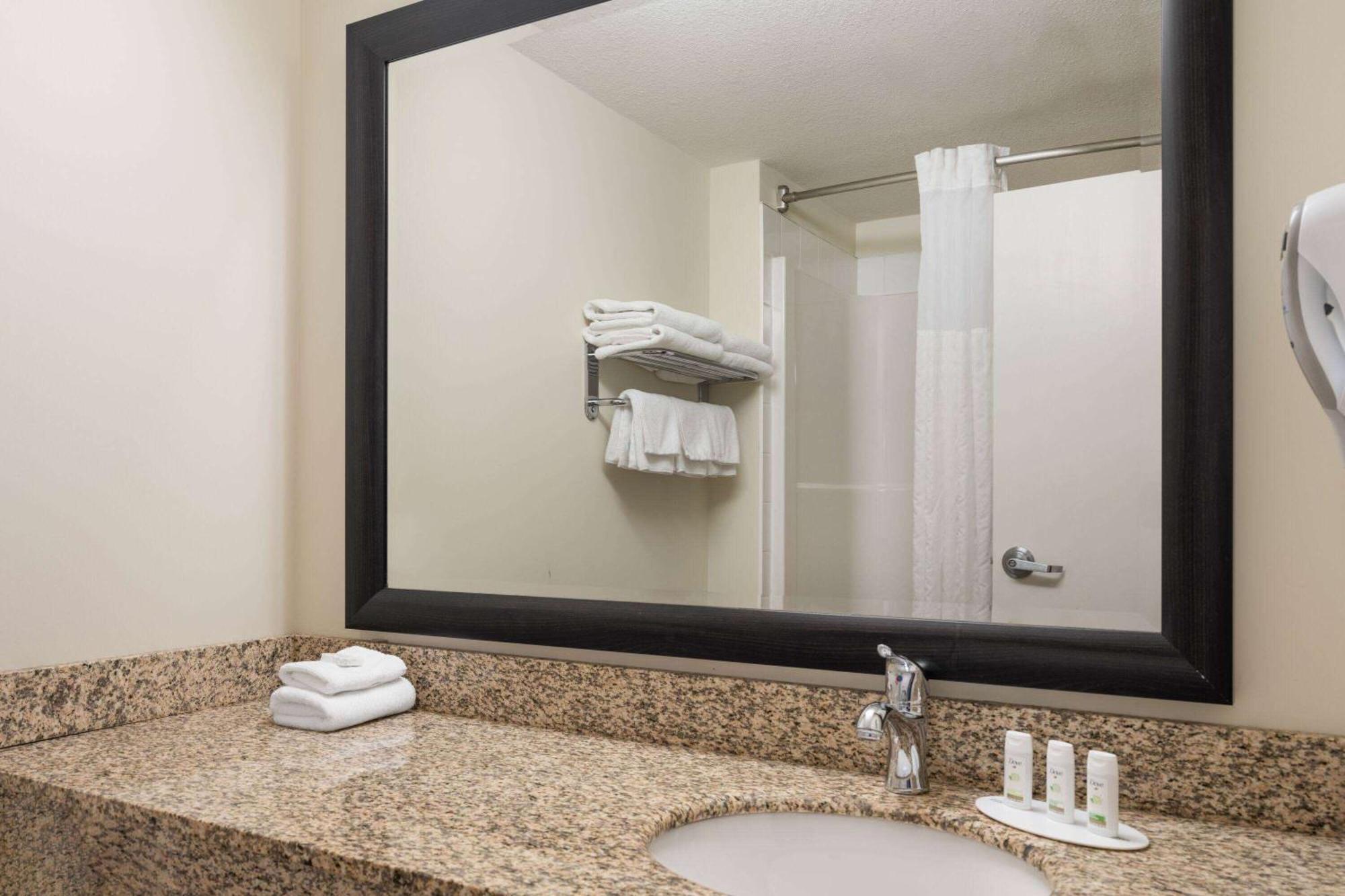 ซูเปอร์ 8 บาย วินด์แฮม เชอร์วูด พาร์ค/เอ็ดมันตัน แอเรีย Hotel ภายนอก รูปภาพ